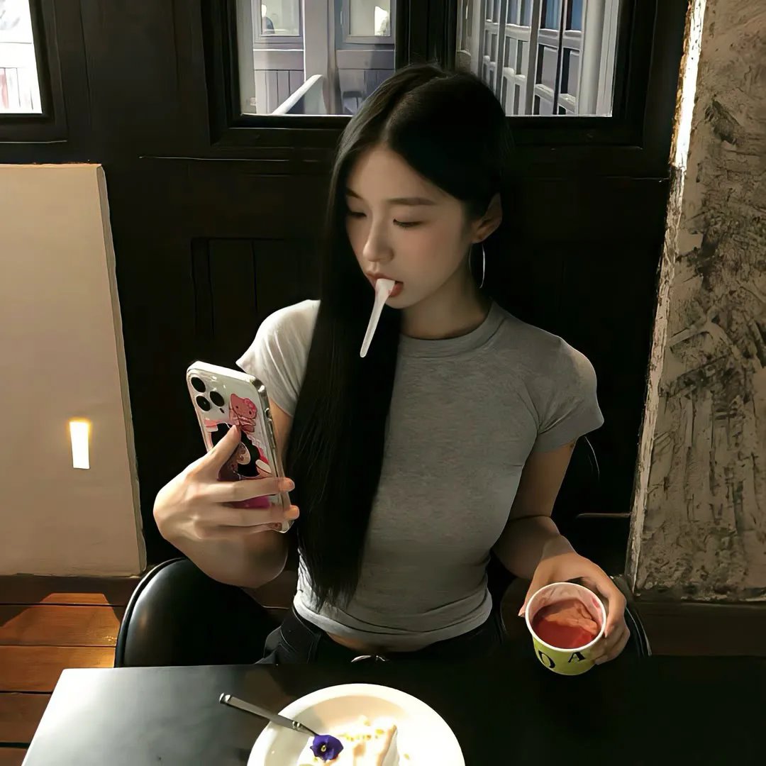 咖啡馆里的女孩
